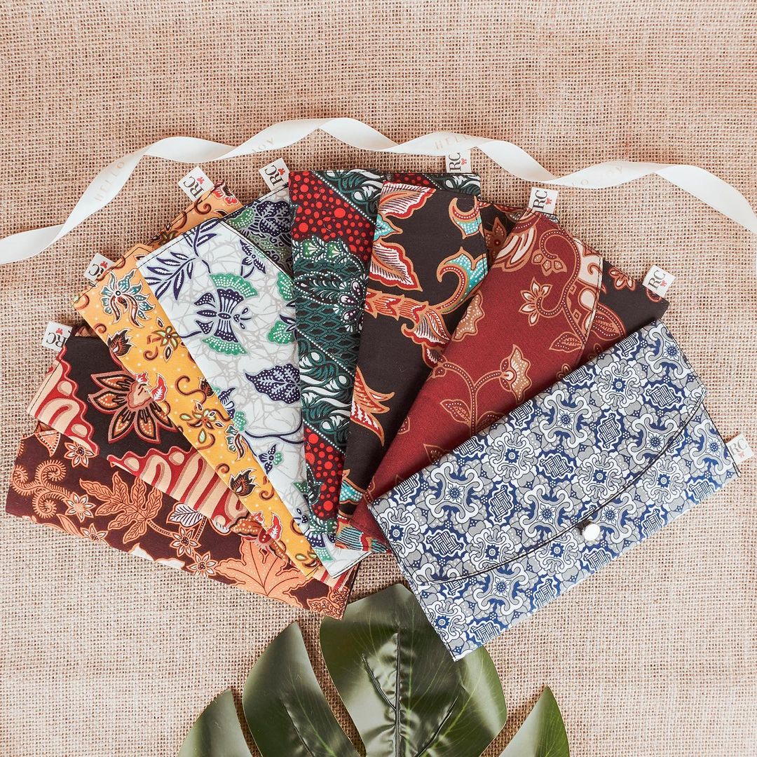 Batik Pouch by Komuniti Tukang Jahit with X5 Raya Packet